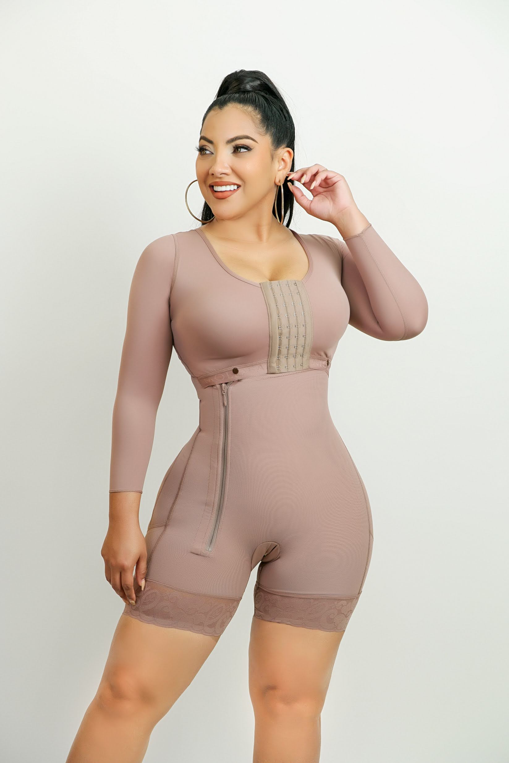 5018 - Faja postquirúrgica tipo short con mangas largas