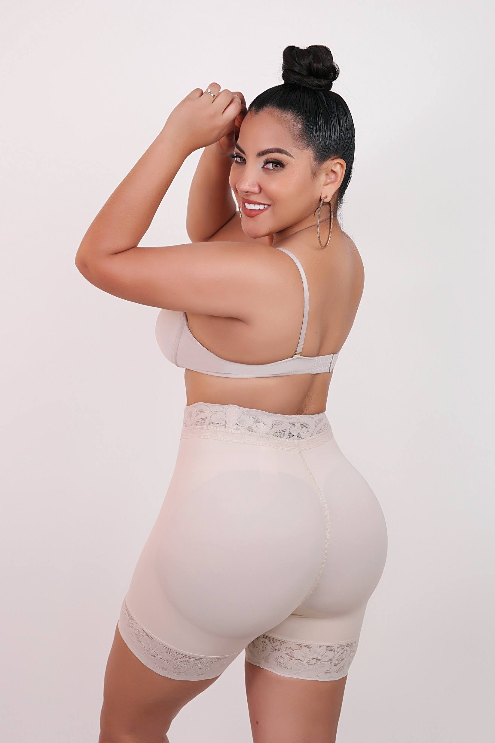 3007 - Short con encaje