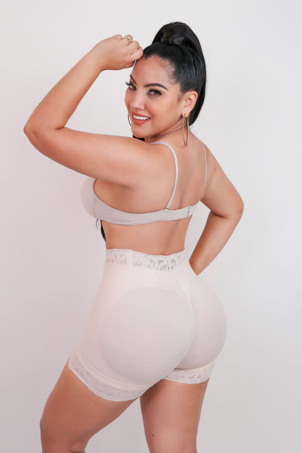 3036 - Shorts cortos con realce interno