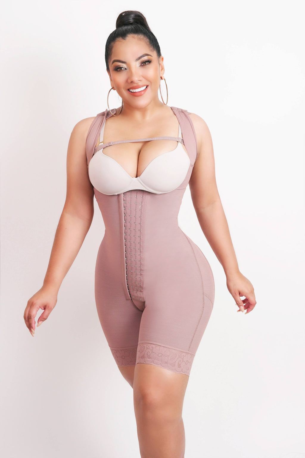 1112 - Short-type body shaper with sleeveless arms, open bust and 4 rows of hooks and eyes