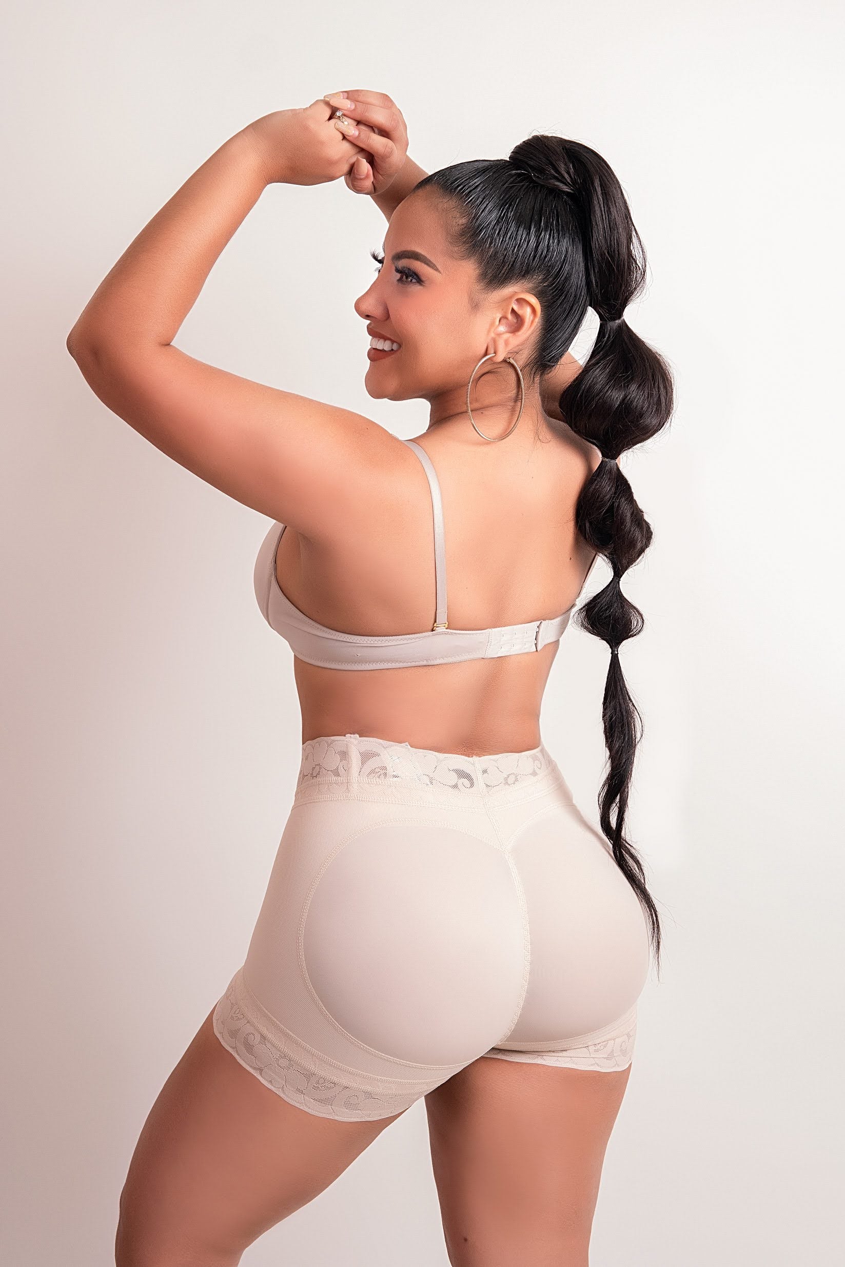 3020 - Panty hipster control abdomen y realce de glúteos